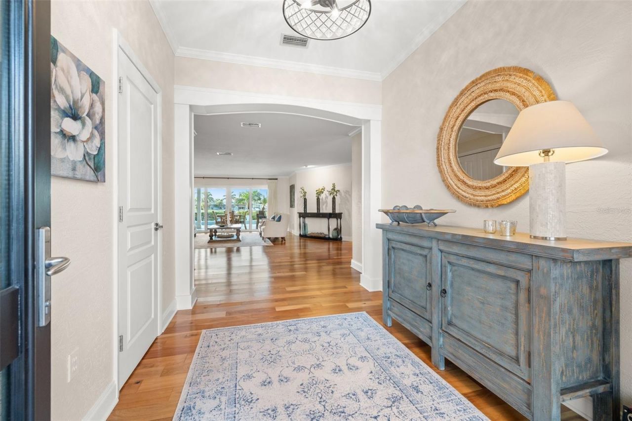 935 Eden Isle Drive Ne, Saint Petersburg, FL 33704 Photo