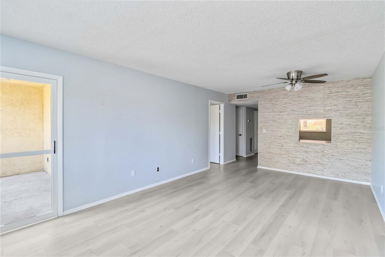 1540 Glen Oaks Drive E, Unit B225, Sarasota, FL 34232 Photo