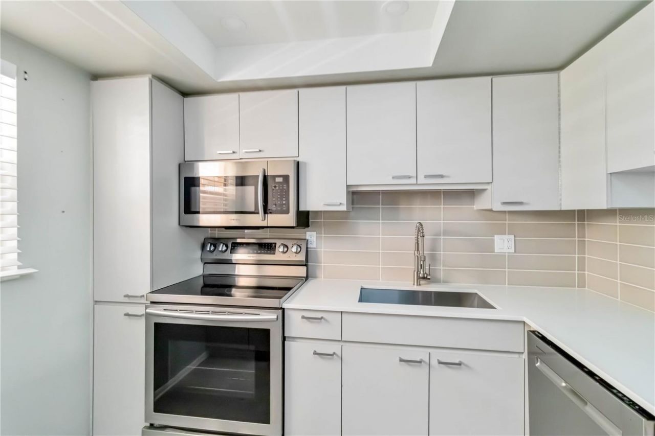 1540 Glen Oaks Drive E, Unit B225, Sarasota, FL 34232 Photo