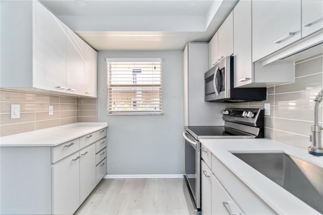 1540 Glen Oaks Drive E, Unit B225, Sarasota, FL 34232 Photo