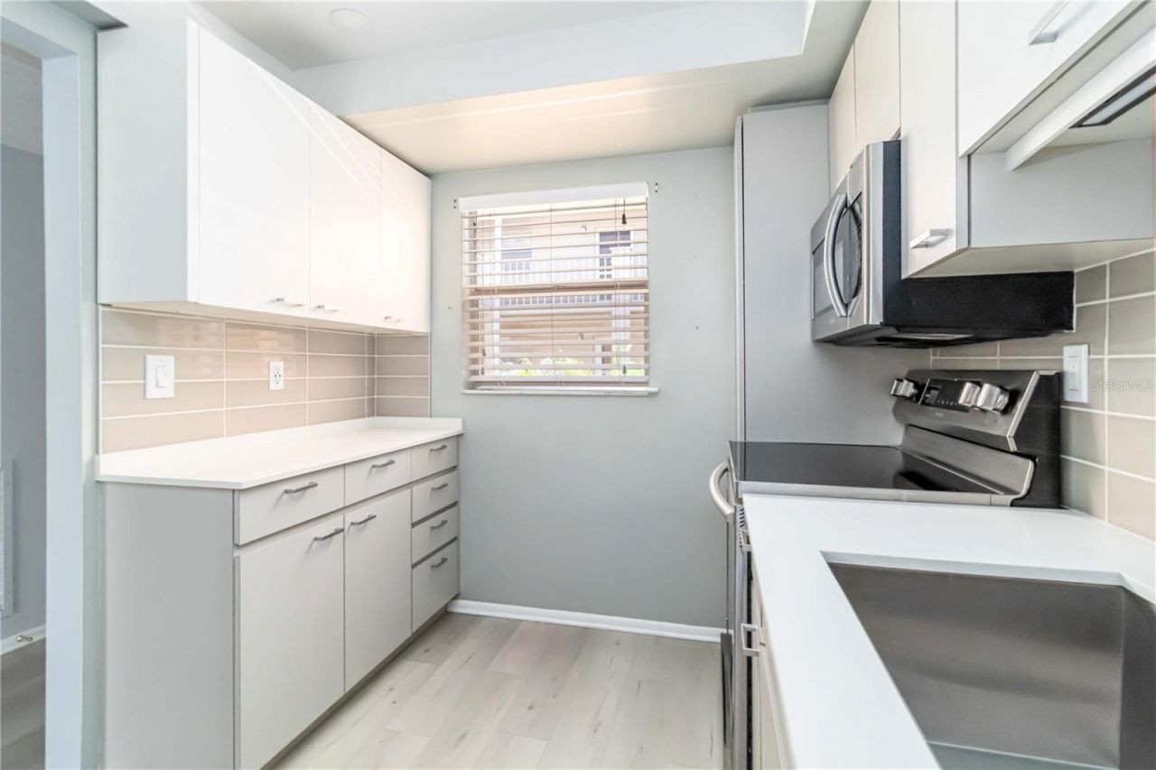 1540 Glen Oaks Drive E, Unit B225, Sarasota, FL 34232 Photo