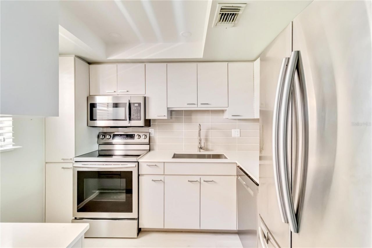 1540 Glen Oaks Drive E, Unit B225, Sarasota, FL 34232 Photo