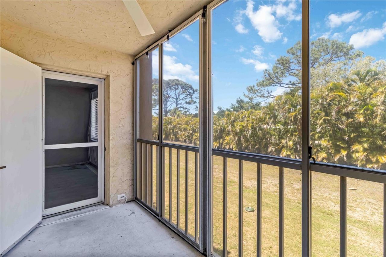 1540 Glen Oaks Drive E, Unit B225, Sarasota, FL 34232 Photo
