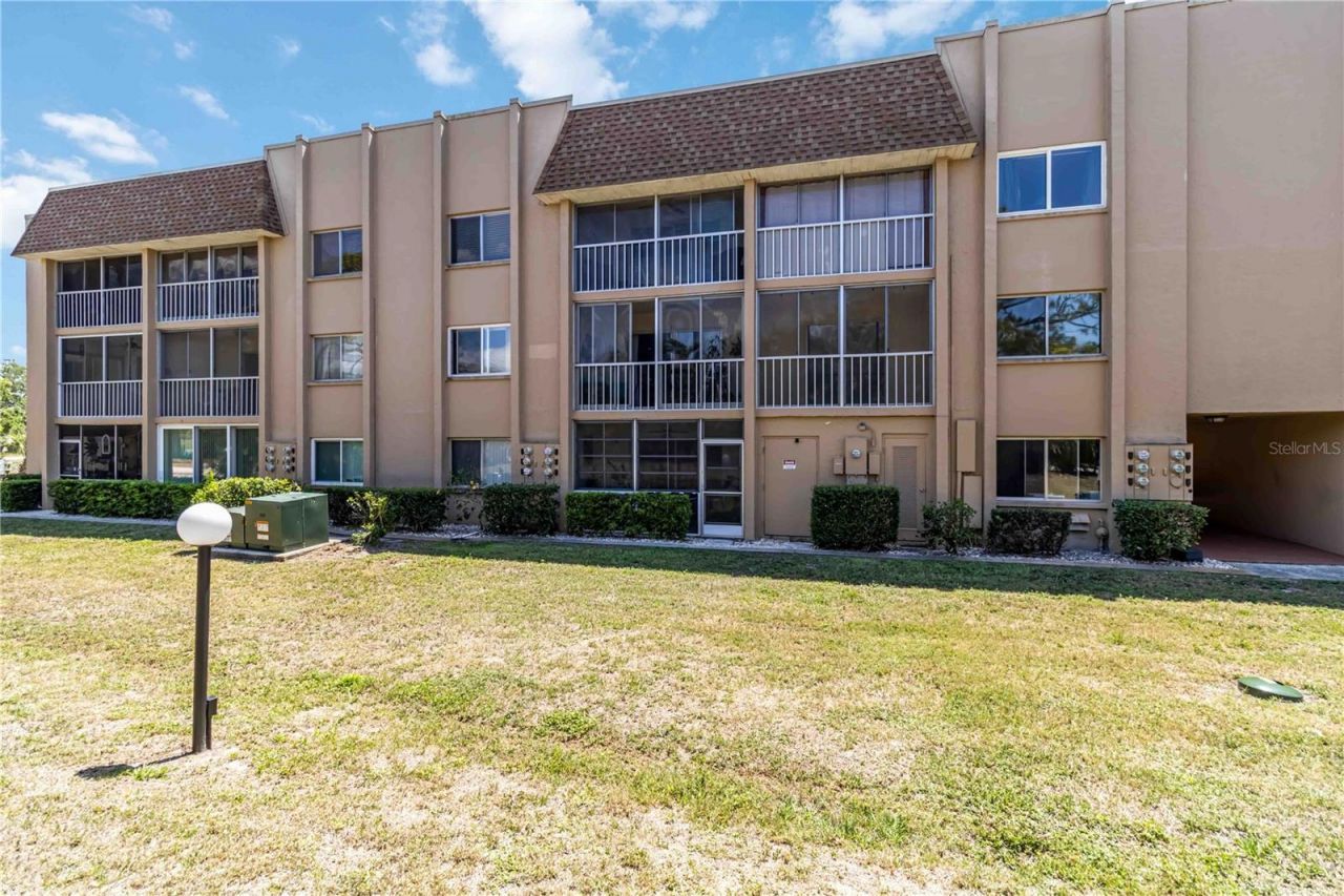 1540 Glen Oaks Drive E, Unit B225, Sarasota, FL 34232 Photo