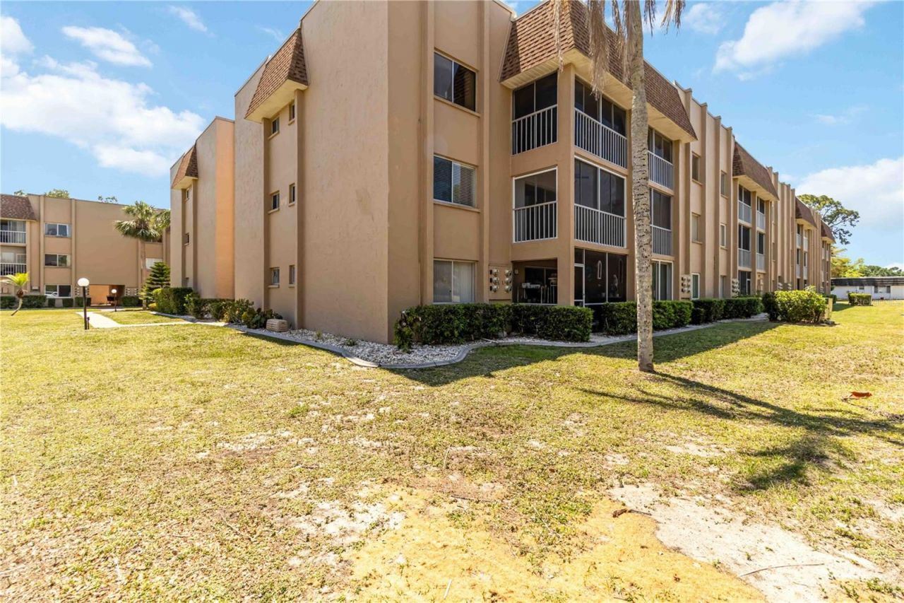1540 Glen Oaks Drive E, Unit B225, Sarasota, FL 34232 Photo