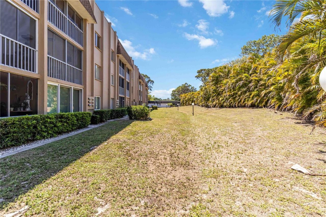 1540 Glen Oaks Drive E, Unit B225, Sarasota, FL 34232 Photo