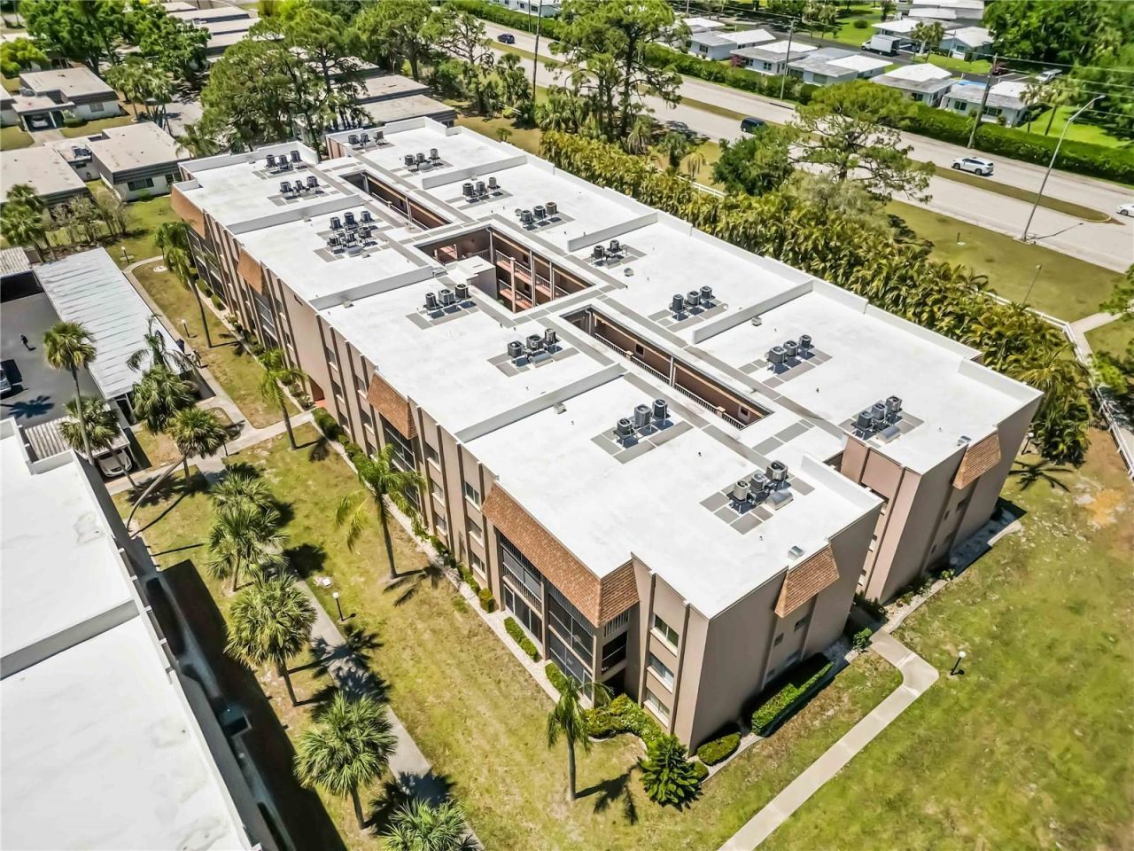 1540 Glen Oaks Drive E, Unit B225, Sarasota, FL 34232 Photo