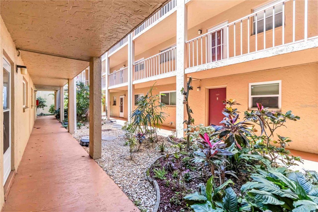 1540 Glen Oaks Drive E, Unit B225, Sarasota, FL 34232 Photo