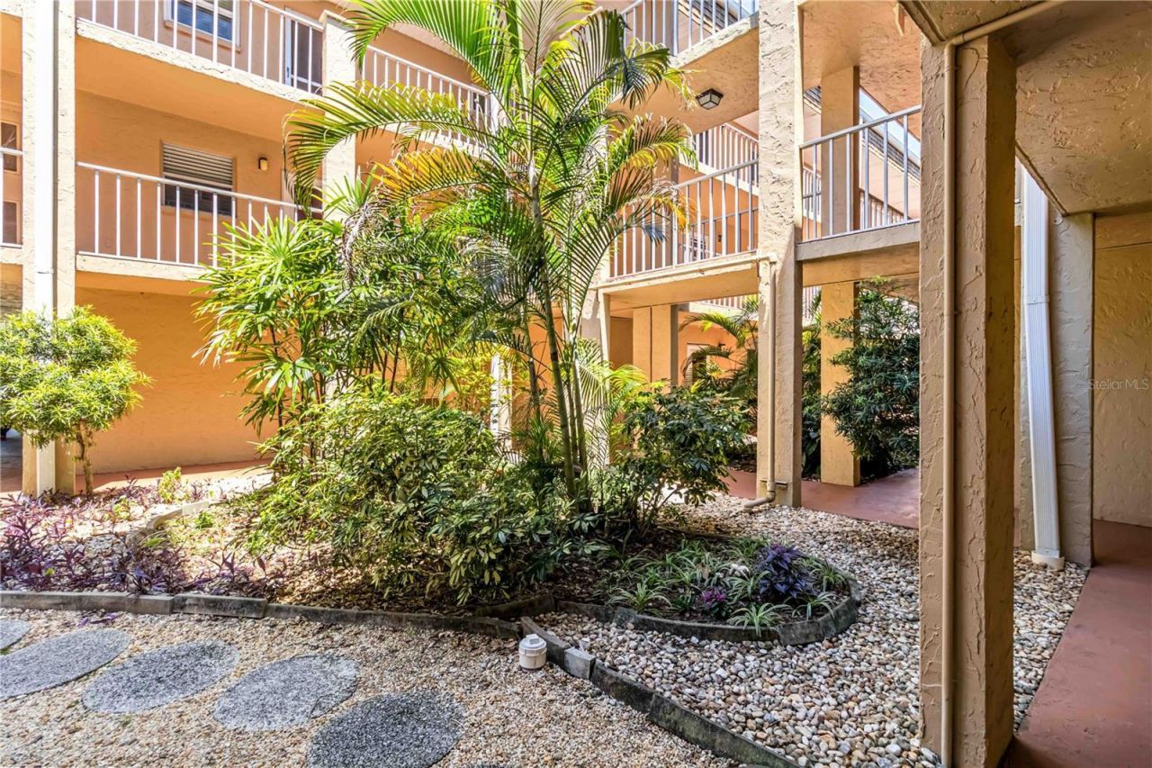 1540 Glen Oaks Drive E, Unit B225, Sarasota, FL 34232 Photo