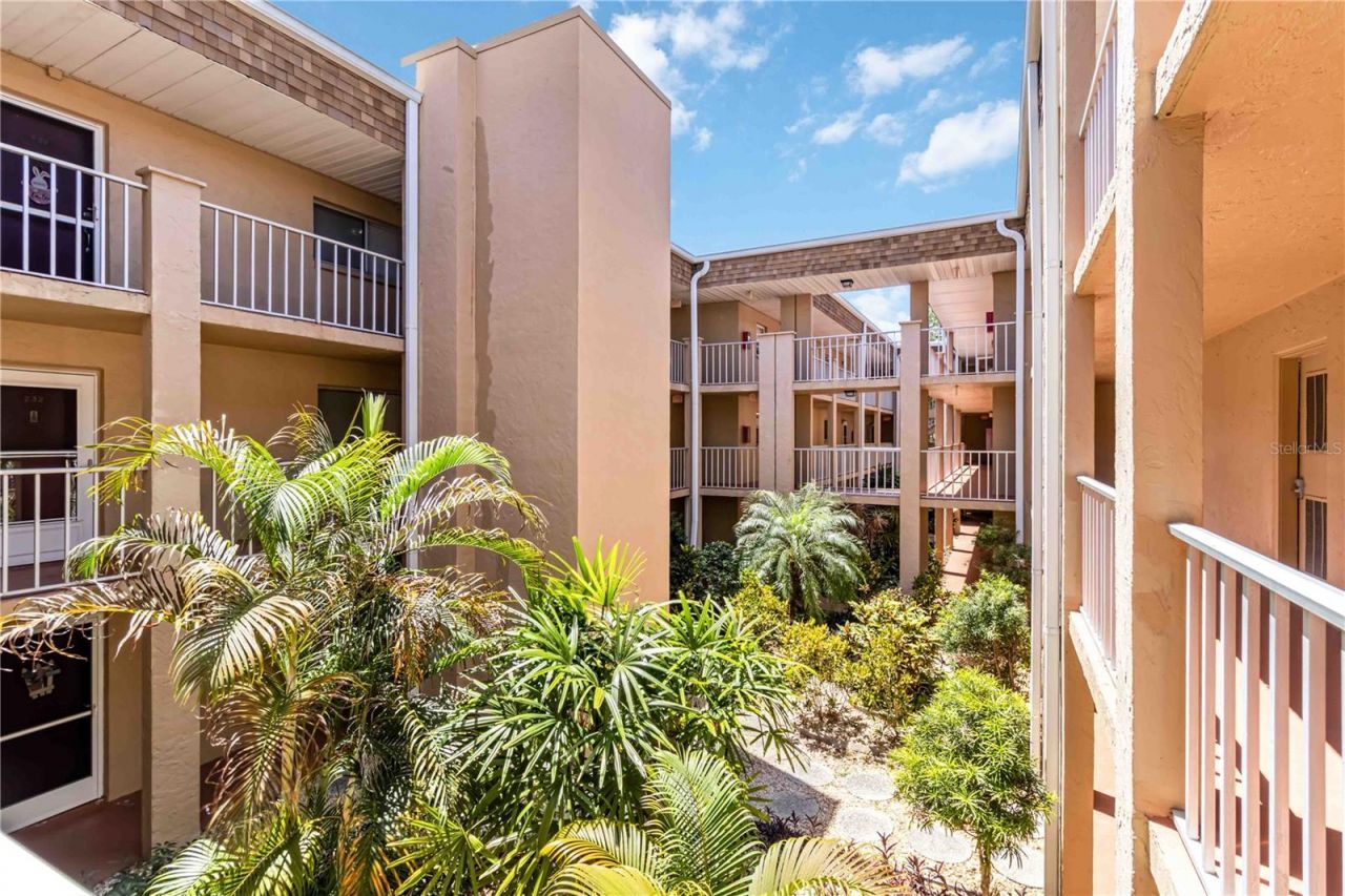1540 Glen Oaks Drive E, Unit B225, Sarasota, FL 34232 Photo