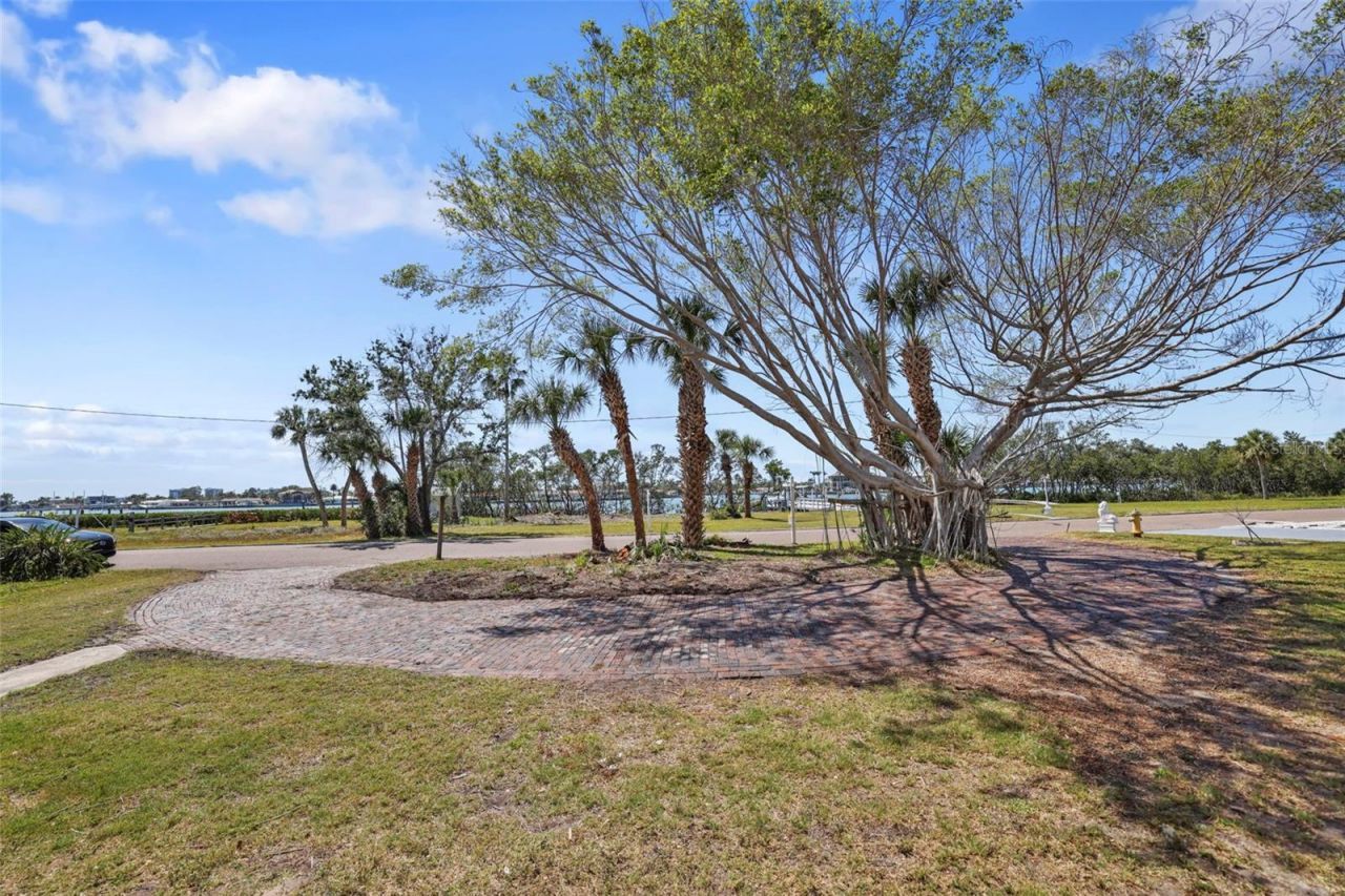 636 Sunset Drive S, Saint Petersburg, FL 33707 Photo