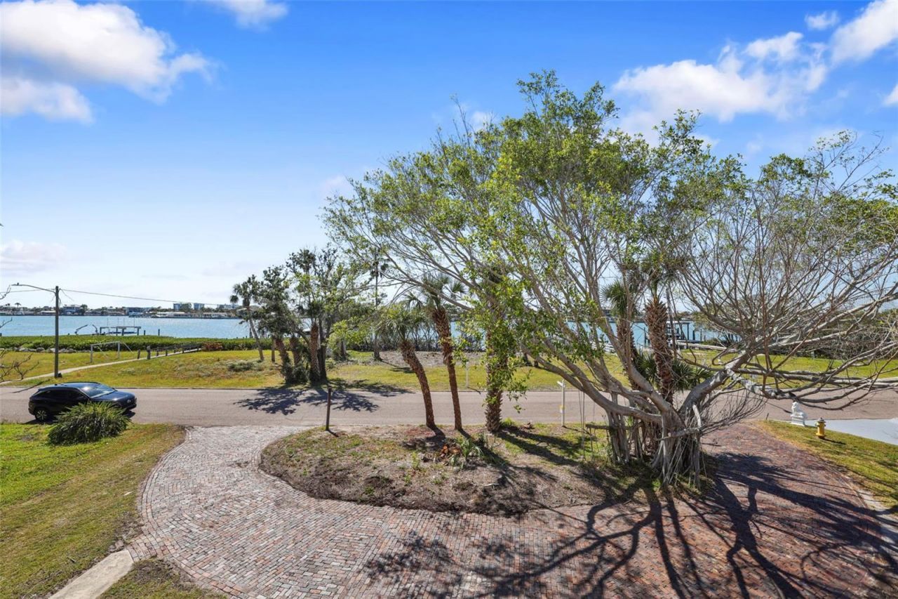 636 Sunset Drive S, Saint Petersburg, FL 33707 Photo