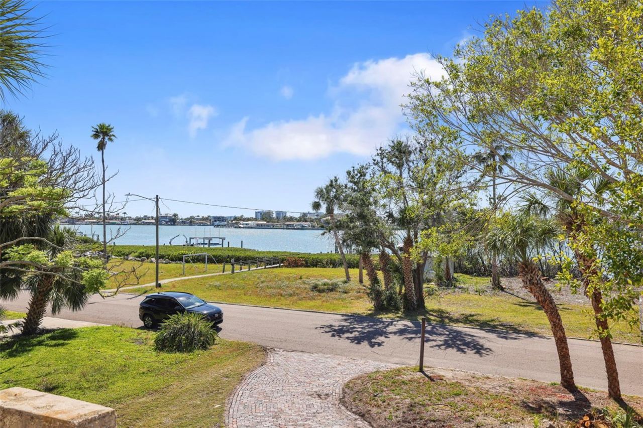 636 Sunset Drive S, Saint Petersburg, FL 33707 Photo