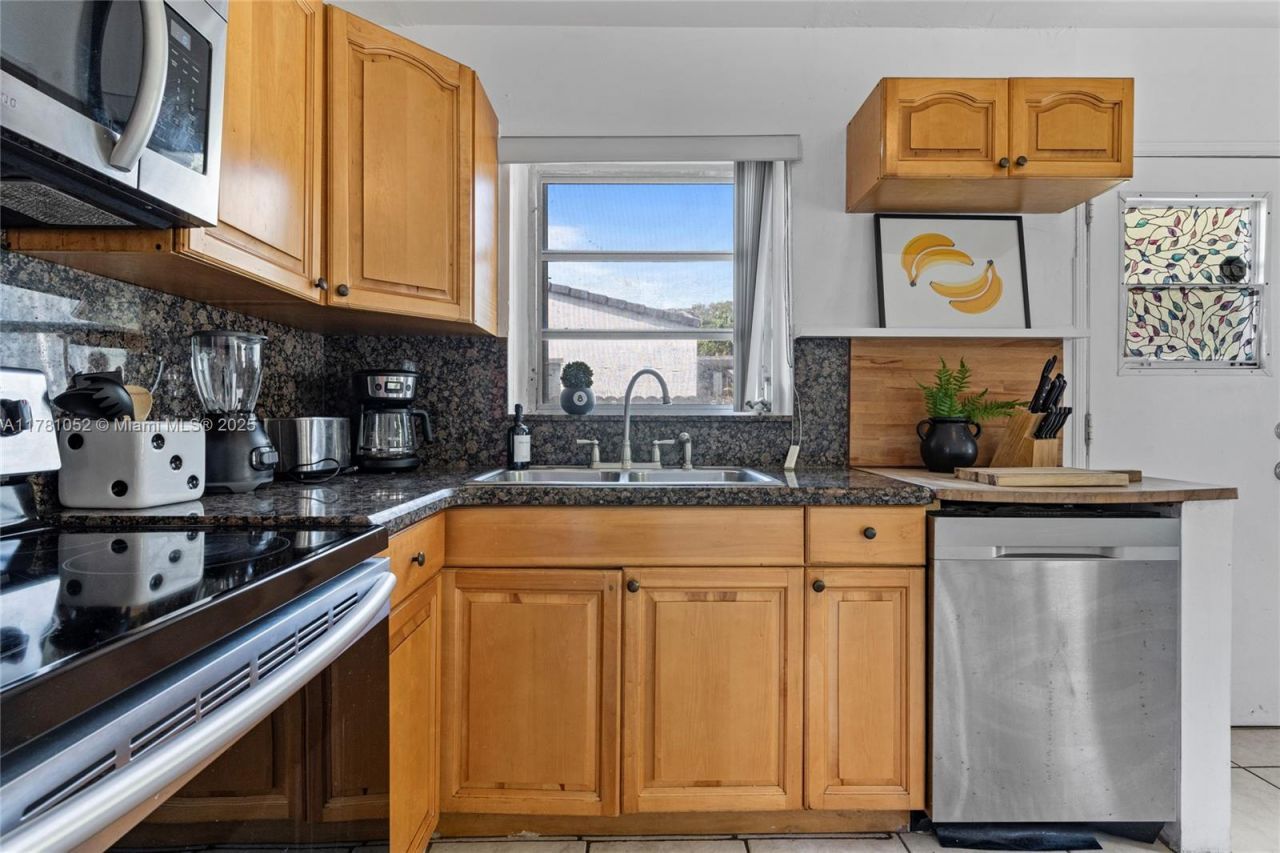 260 NE 45th St, Miami, FL 33137 Photo