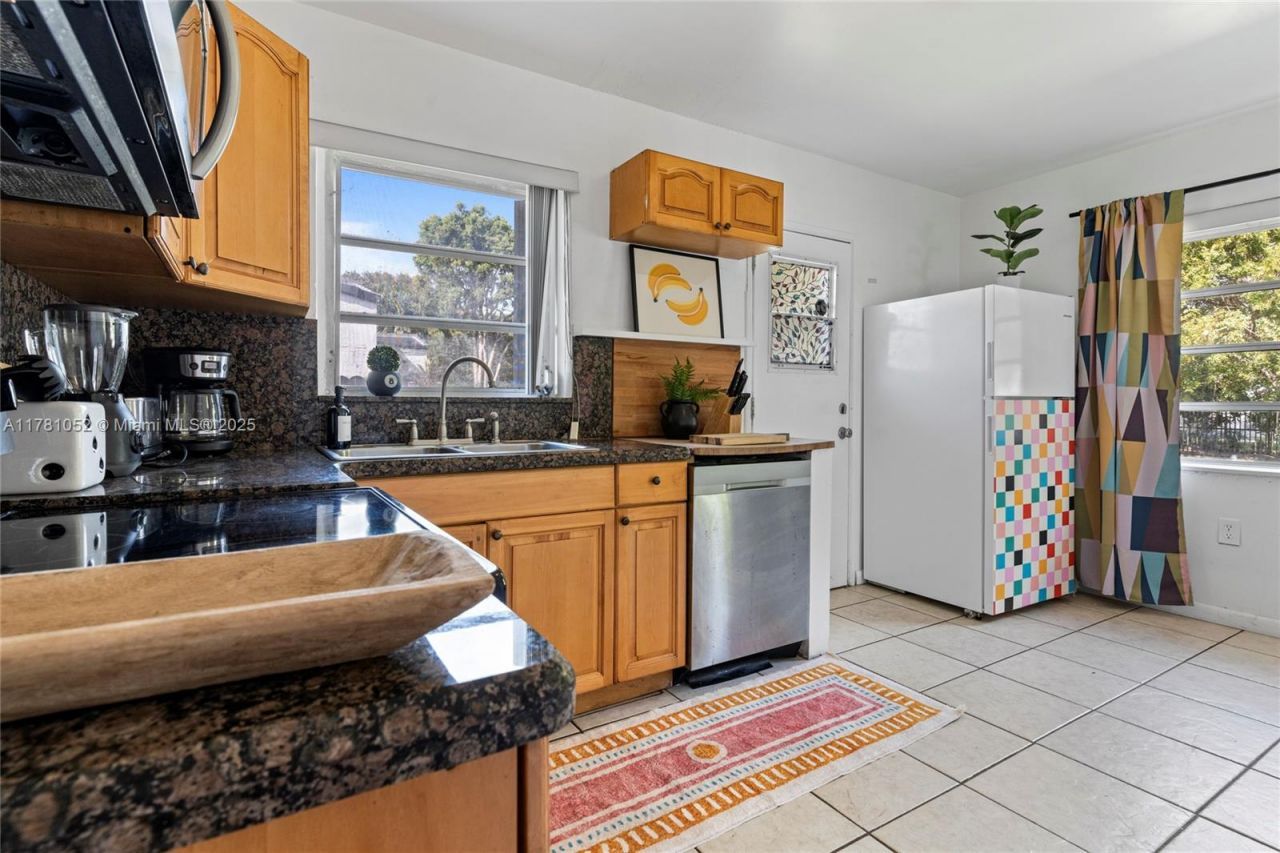 260 NE 45th St, Miami, FL 33137 Photo