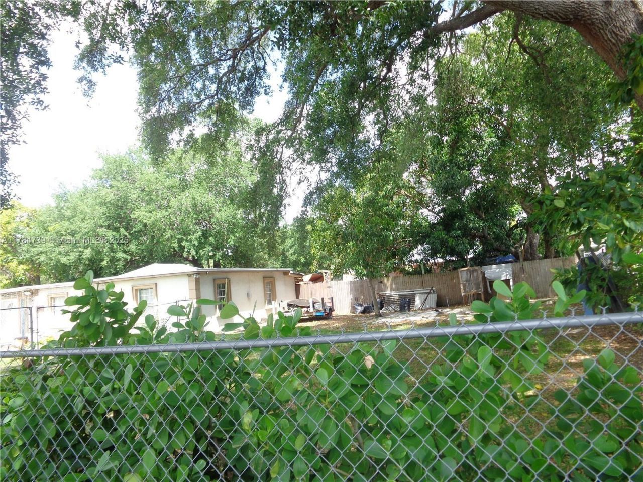 1385 NW 100th St, Miami, FL 33147 Photo