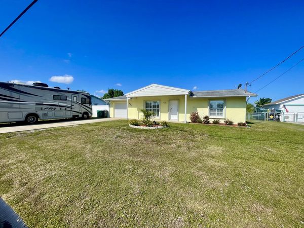 880 SE Degan Drive, Port Saint Lucie, FL 34983