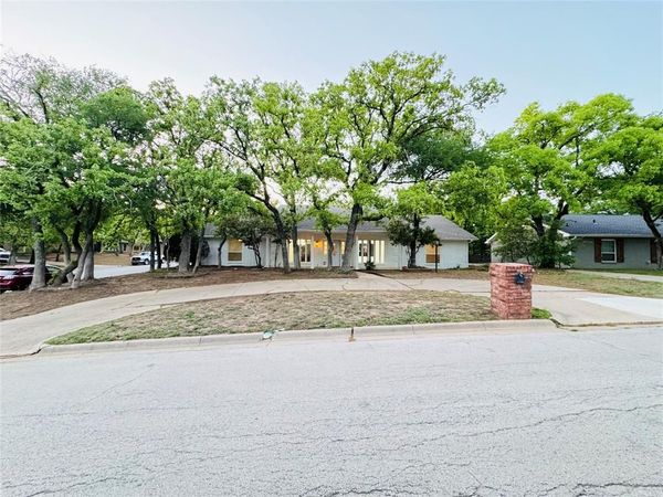 4421 Woodridge Drive, Arlington, TX 76013