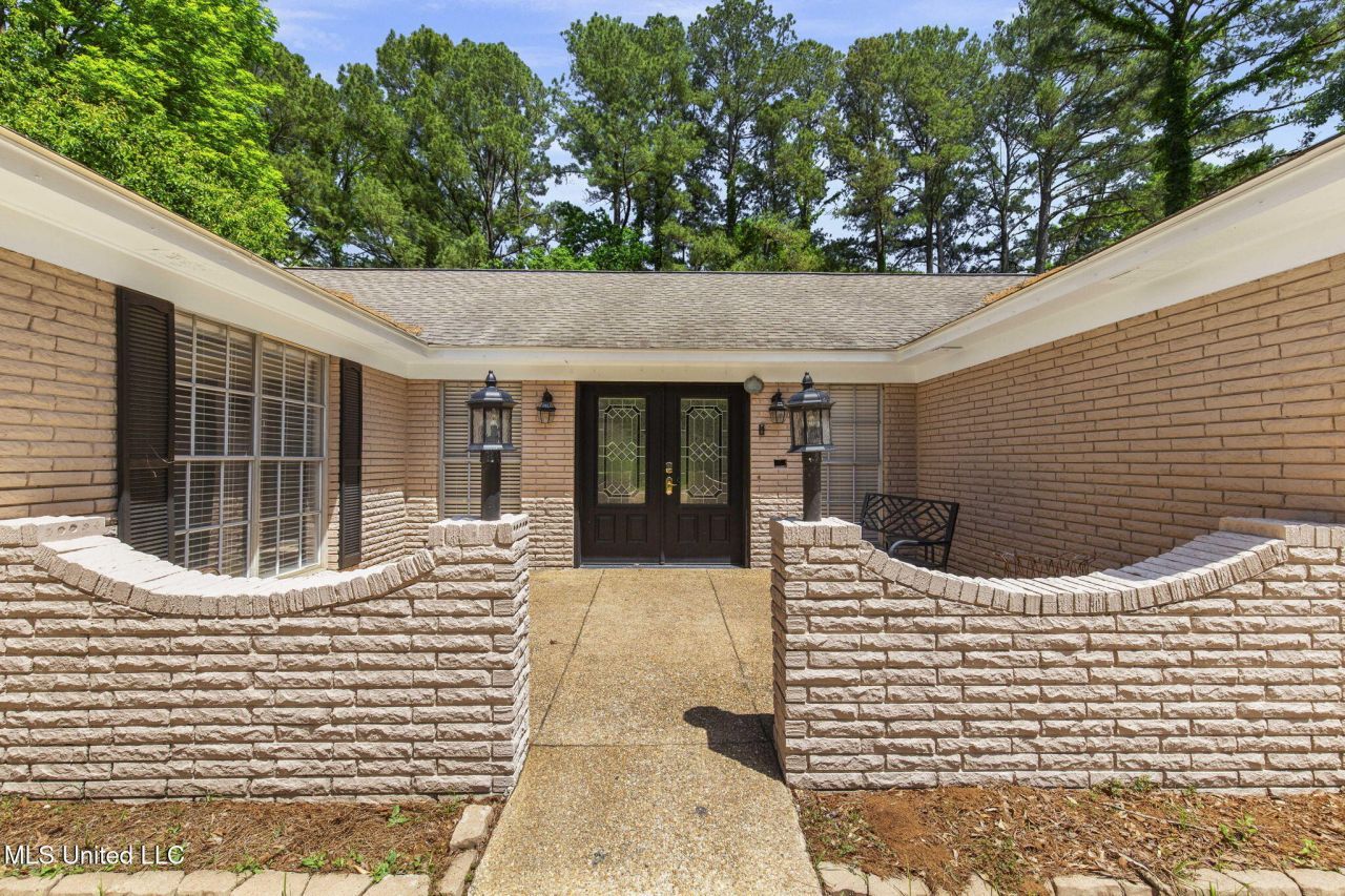 125 Lakeview Drive, Canton, MS 39046 Main Photo