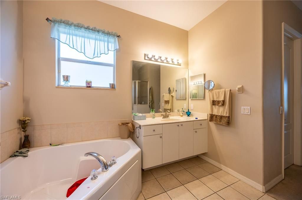 2579 Sawgrass Lake Ct, Cape Coral, FL 33909 Photo