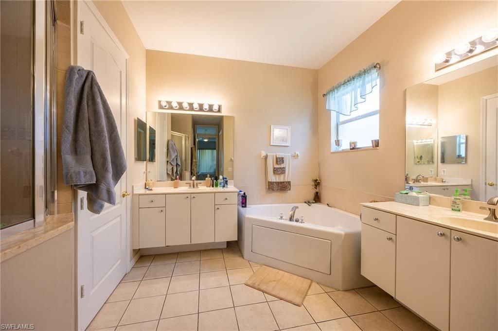 2579 Sawgrass Lake Ct, Cape Coral, FL 33909 Photo