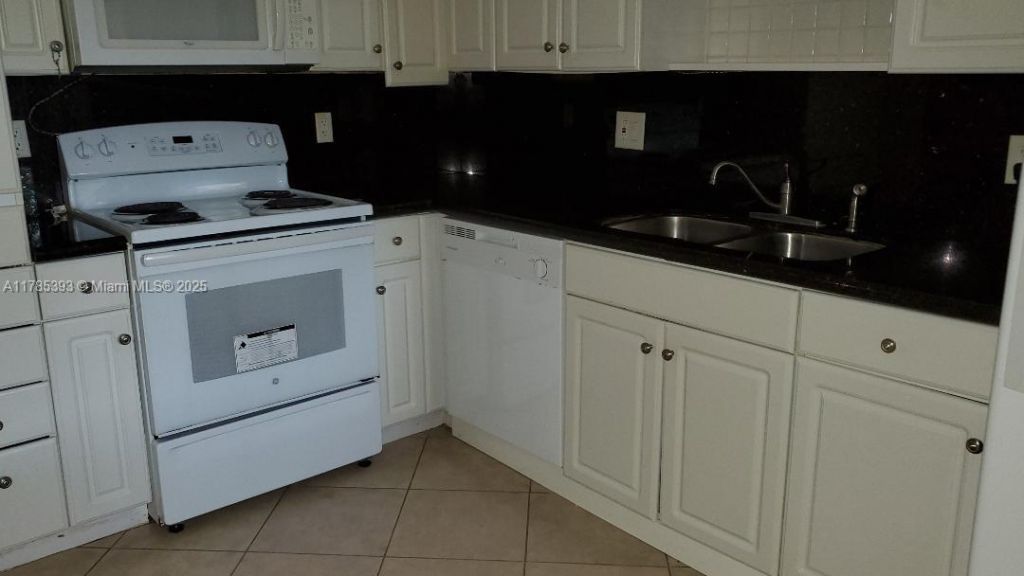 307 Lakeview Dr, Unit 102, Weston, FL 33326 Photo