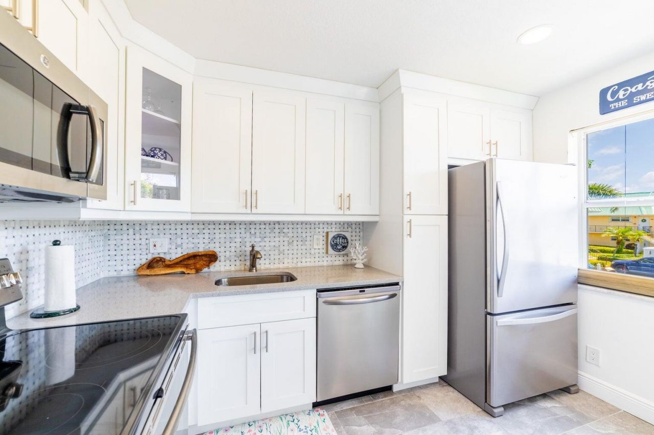 30 Colonial Club Drive, Unit 202, Boynton Beach, FL 33435 Photo