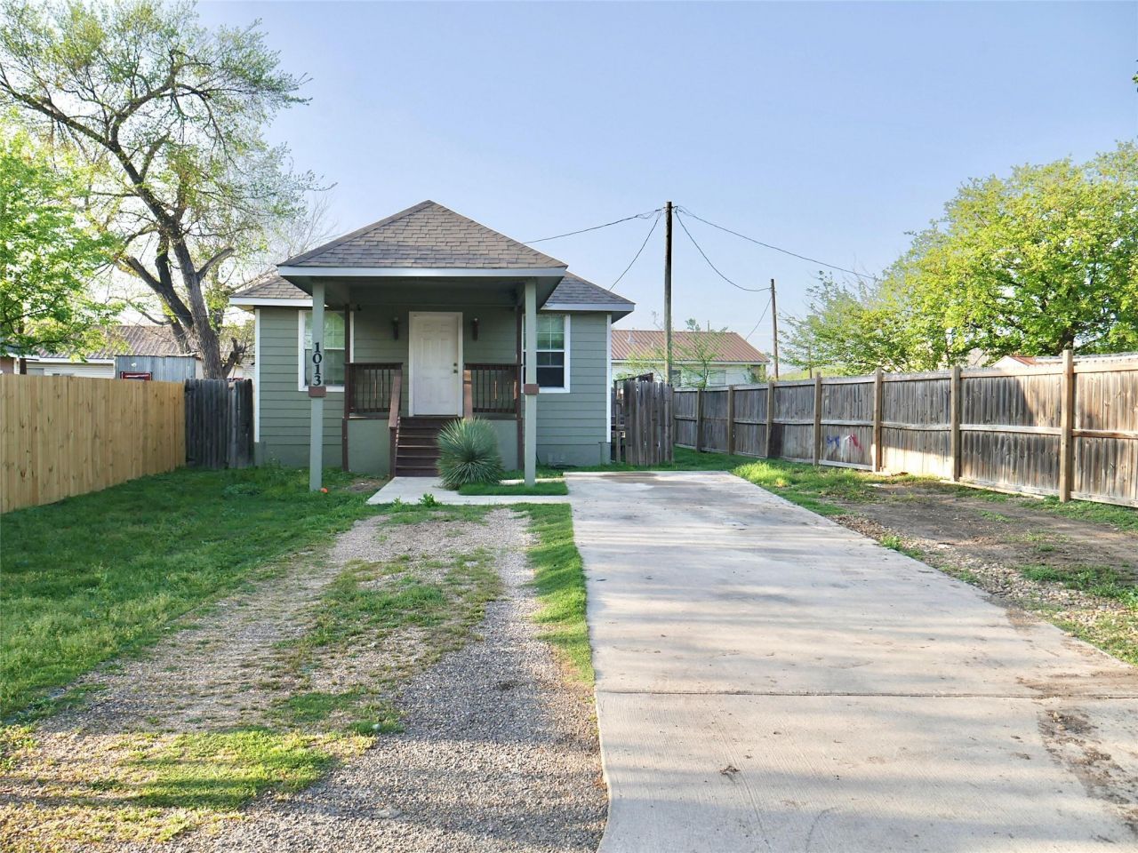 1013 Price St, Taylor, TX 76574 Main Photo
