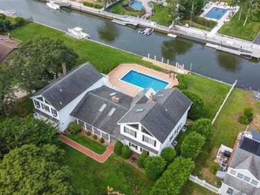 20 Oak Lane, Hampton Bays, NY 11946