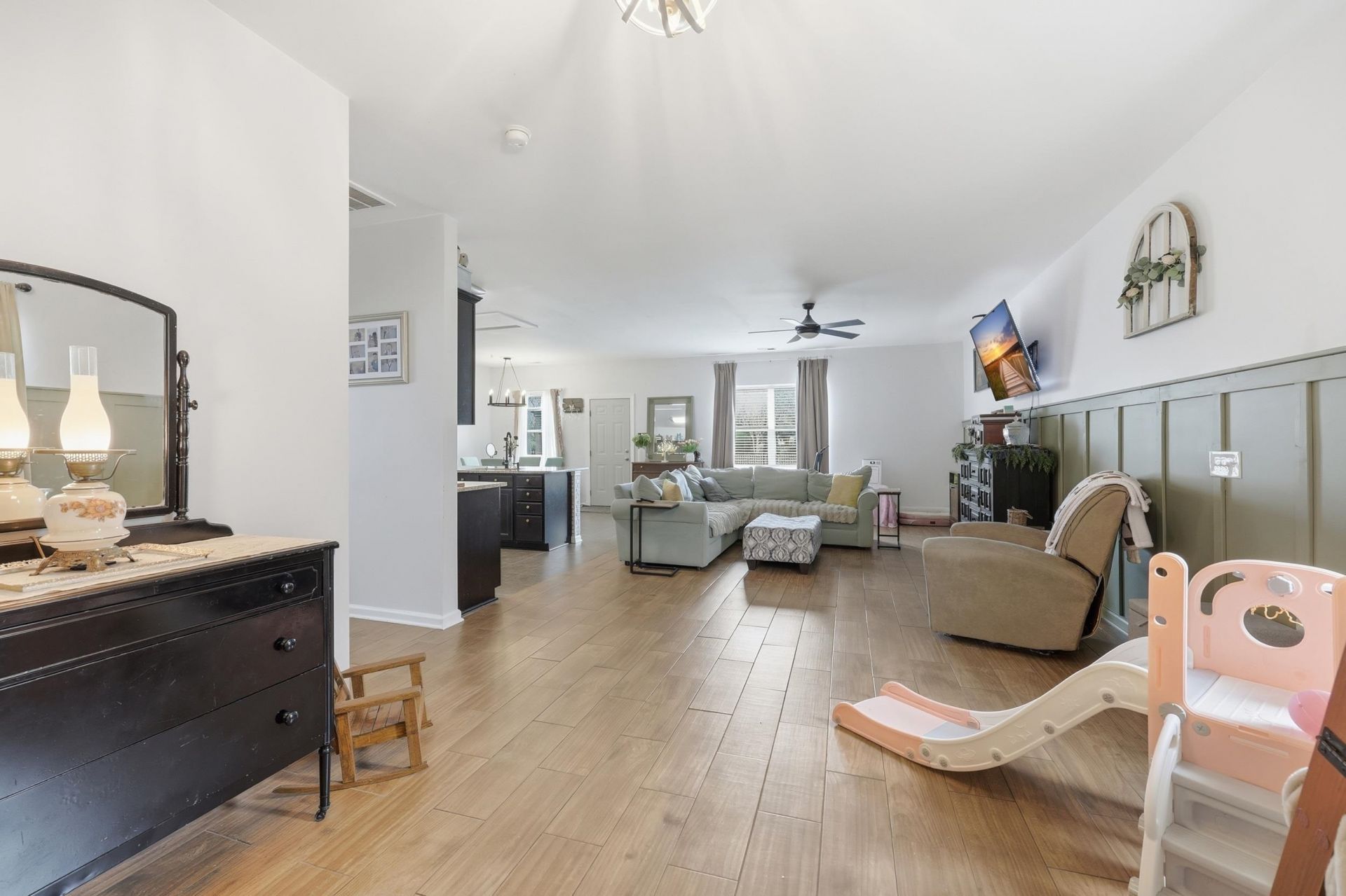 1093 Balmore Dr. Photo 4