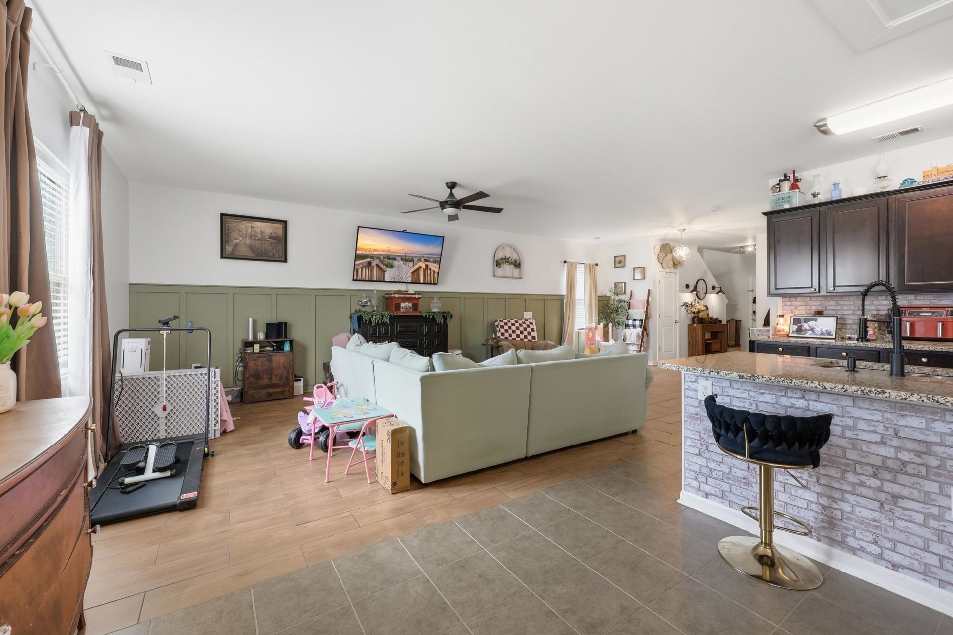 1093 Balmore Dr. Photo 6