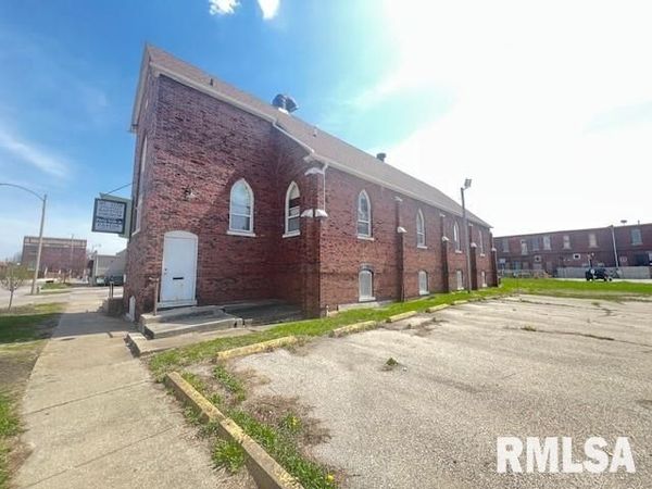 360 E FERRIS Street, Galesburg, IL 61401