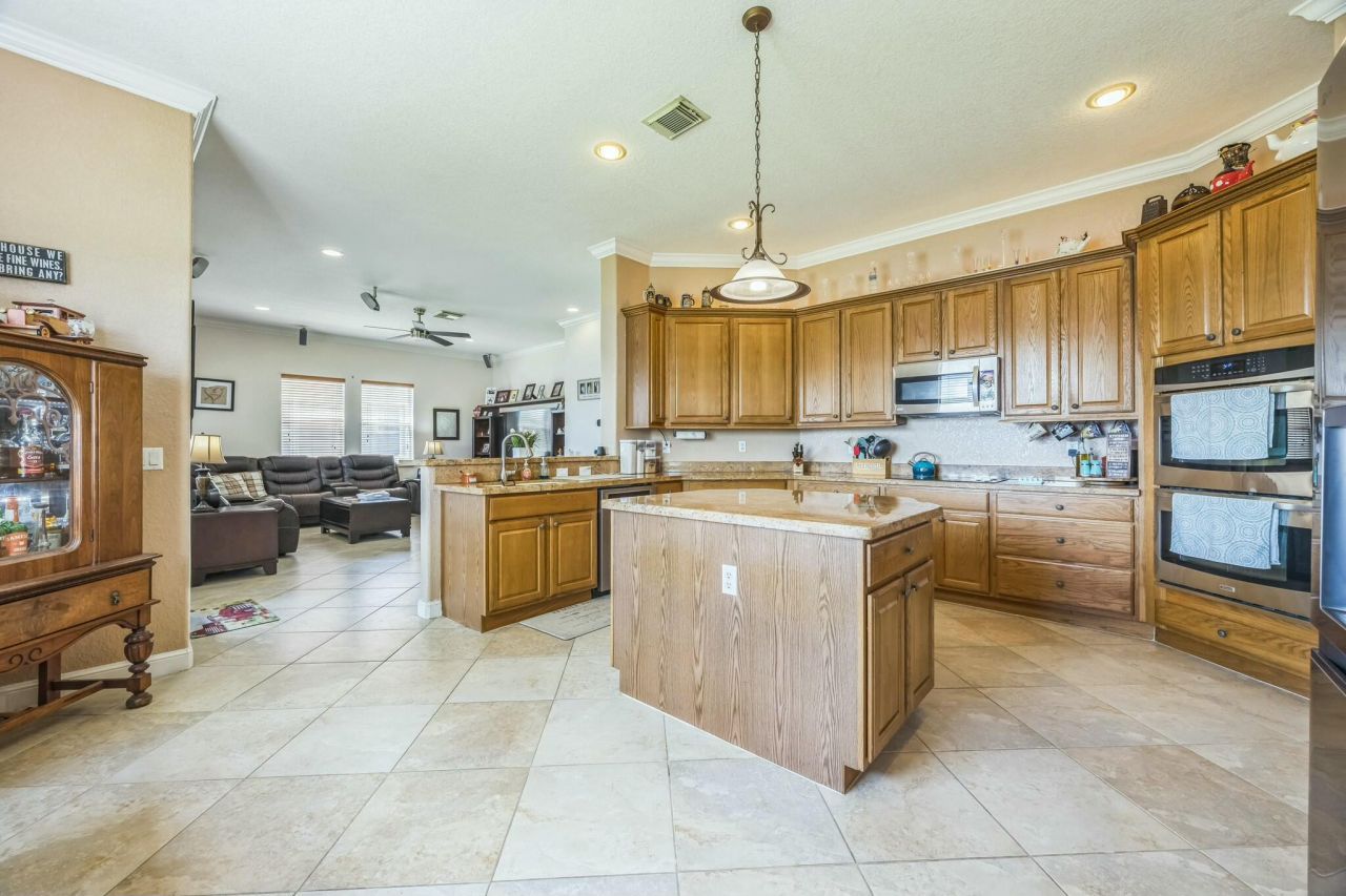 694 Cresta Circle, West Palm Beach, FL 33413 Photo