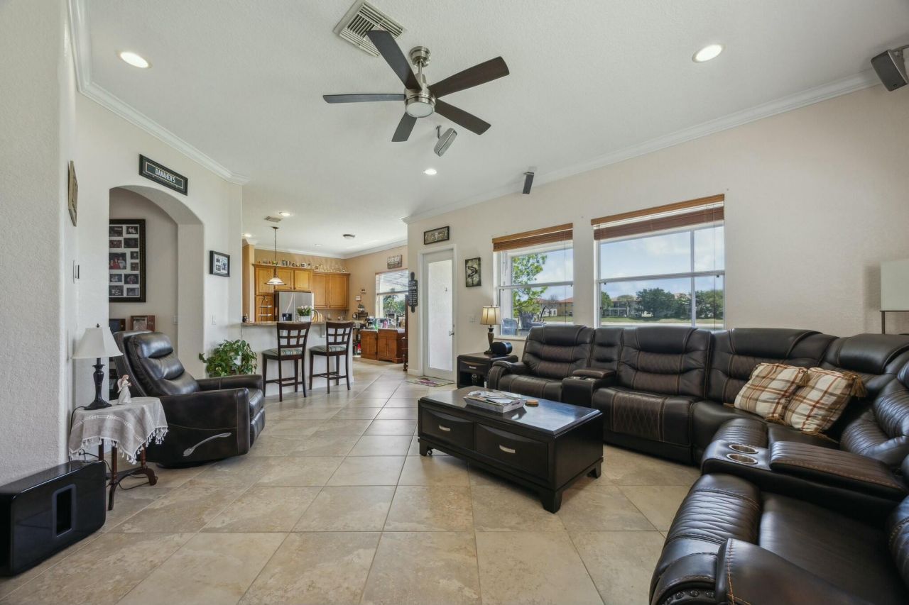 694 Cresta Circle, West Palm Beach, FL 33413 Photo