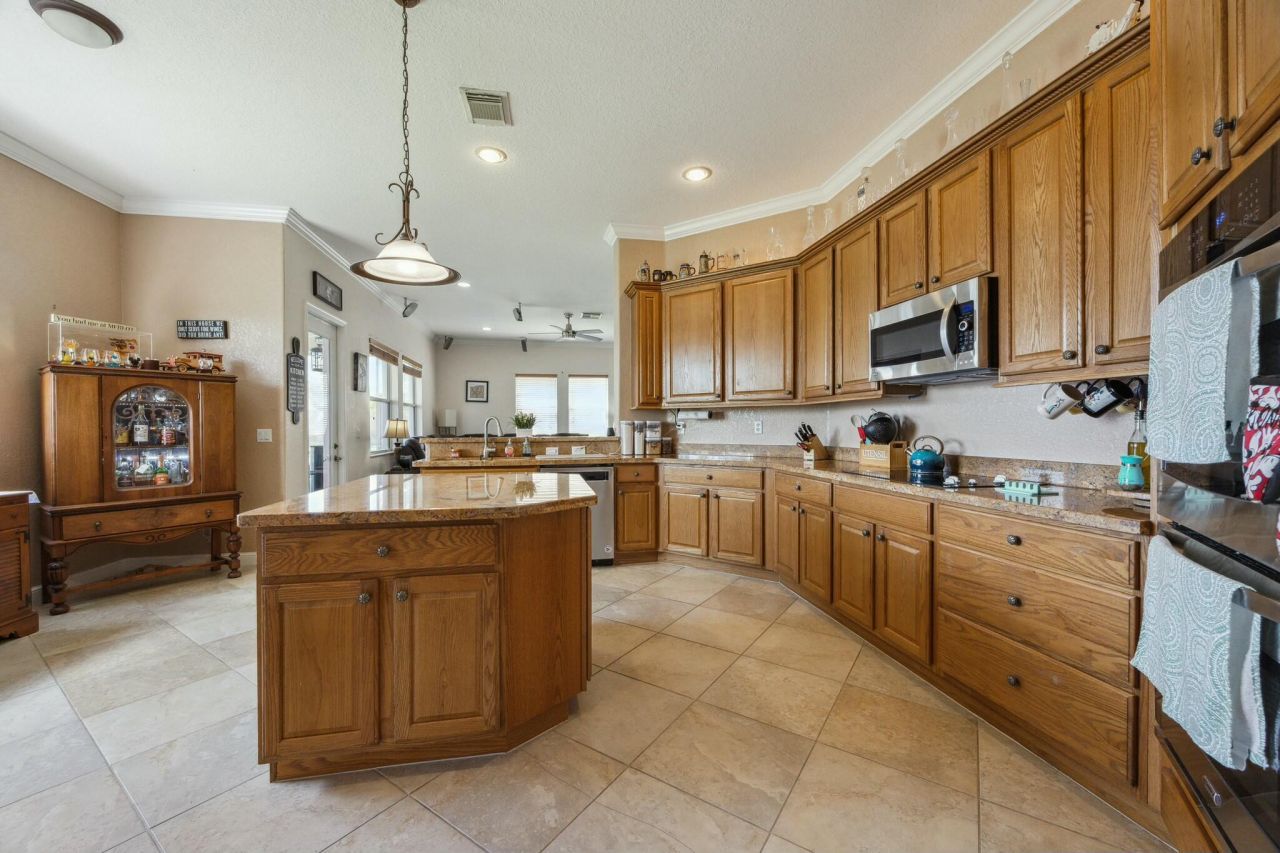 694 Cresta Circle, West Palm Beach, FL 33413 Photo