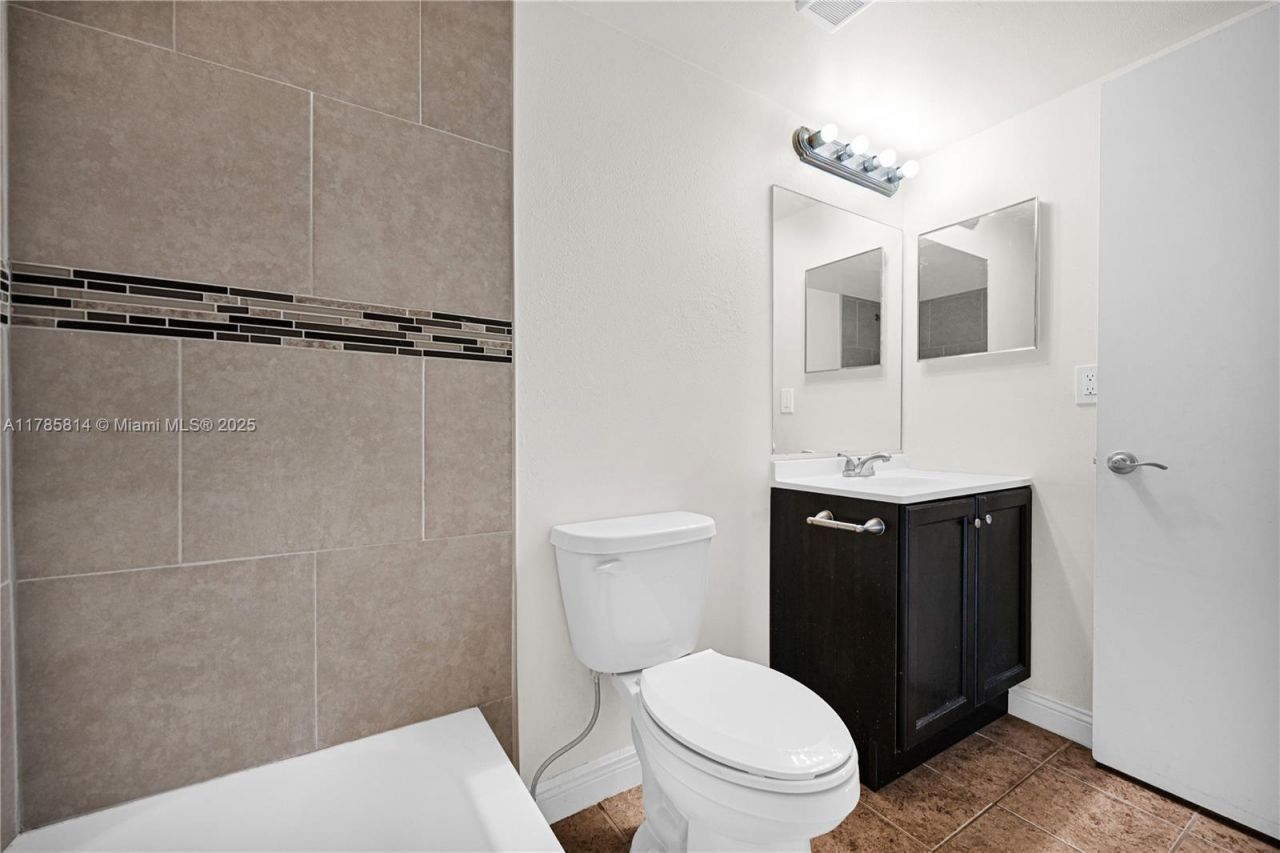 7640 Westwood Dr, Unit 404, Tamarac, FL 33321 Photo