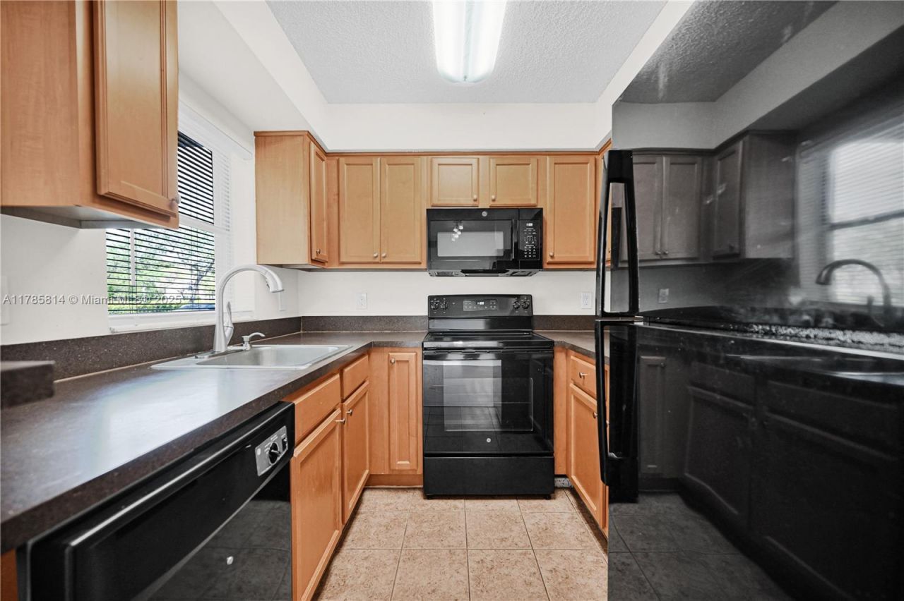 7640 Westwood Dr, Unit 404, Tamarac, FL 33321 Photo