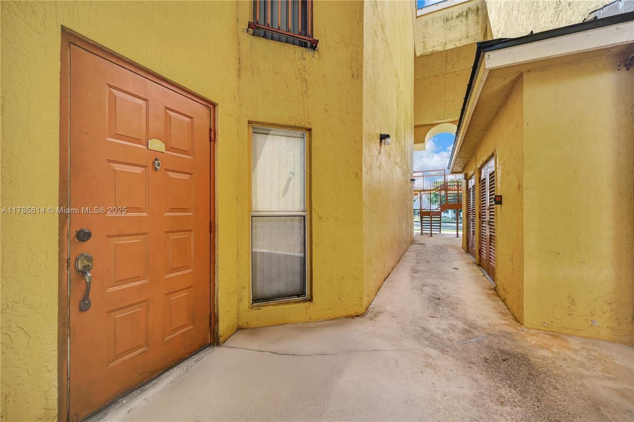 7640 Westwood Dr, Unit 404, Tamarac, FL 33321 Photo