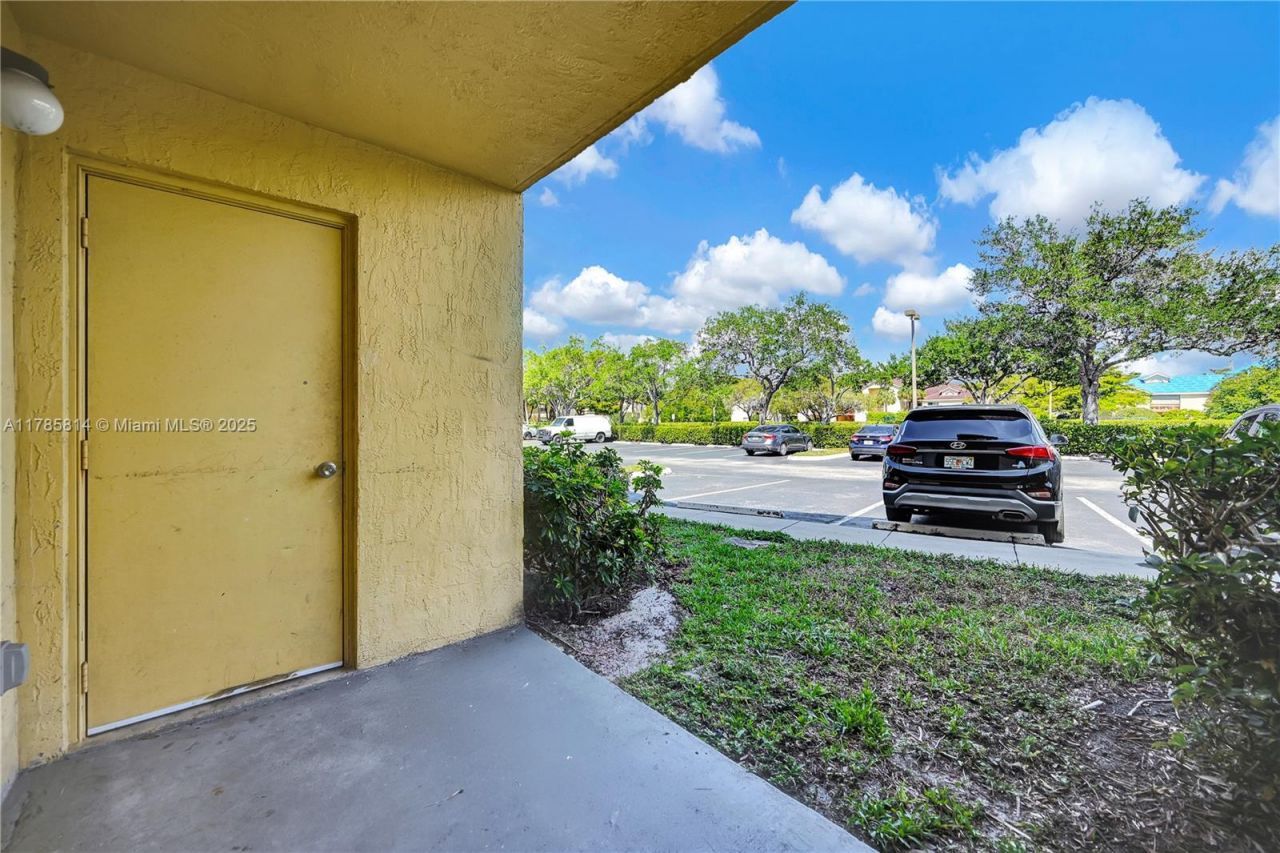 7640 Westwood Dr, Unit 404, Tamarac, FL 33321 Photo