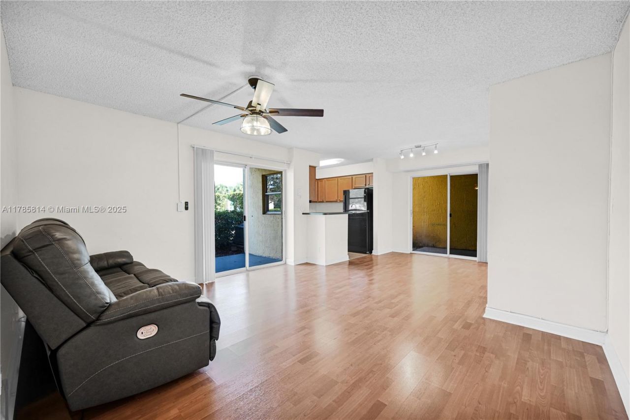 7640 Westwood Dr, Unit 404, Tamarac, FL 33321 Photo