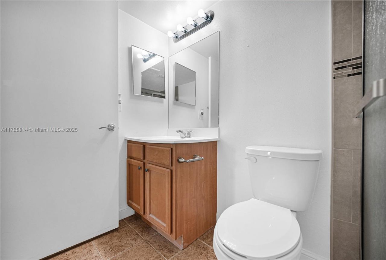 7640 Westwood Dr, Unit 404, Tamarac, FL 33321 Photo