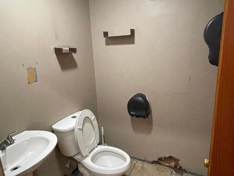 4994 Lindora Drive, Columbus, OH 43232 Photo 6