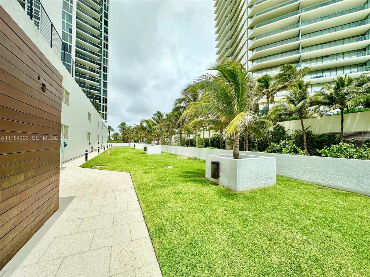 18911 Collins Ave, Unit 405, Sunny Isles Beach, FL 33160 Photo