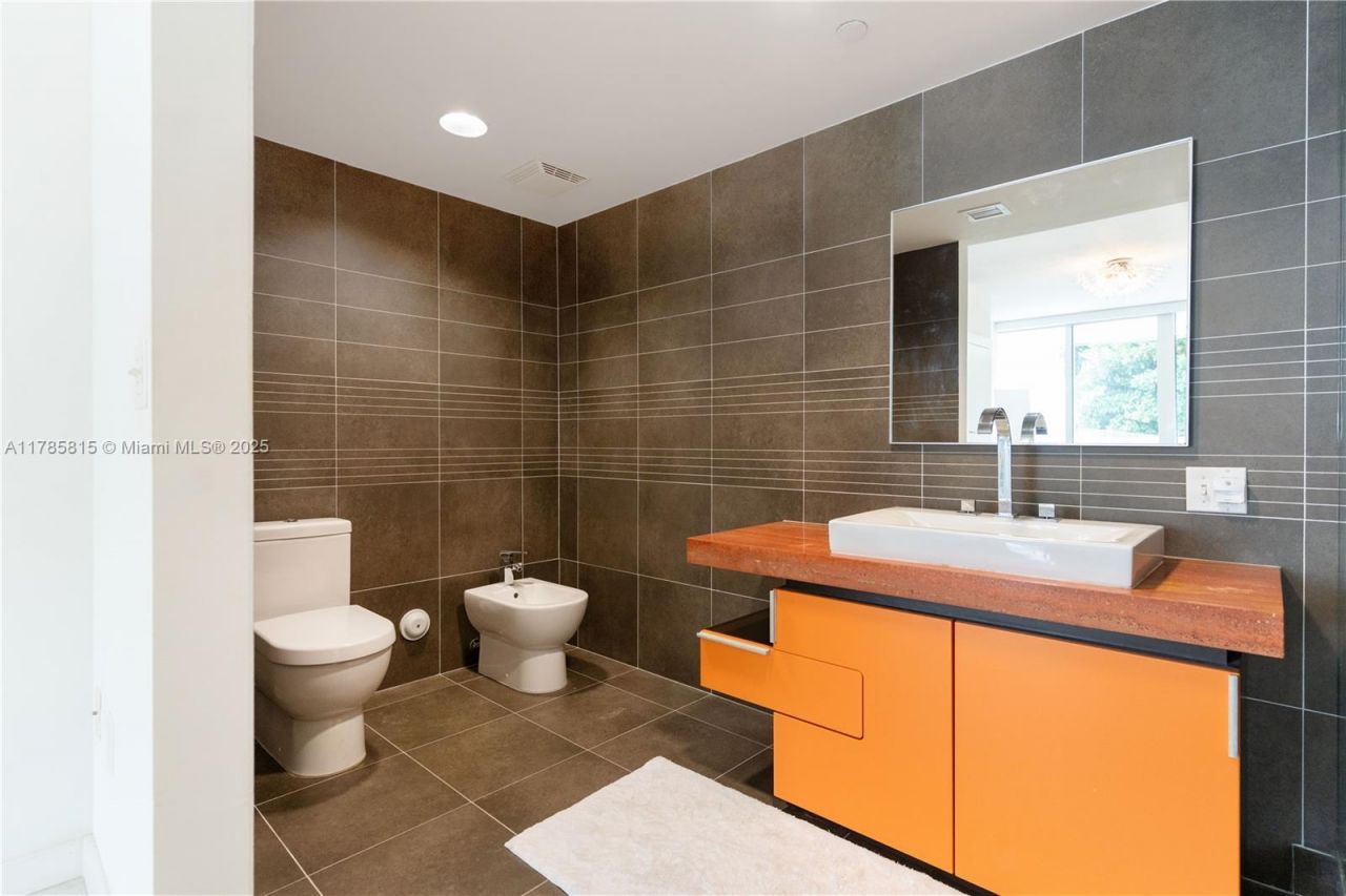 2155 Washington Ct, Unit 207, Miami Beach, FL 33139 Photo