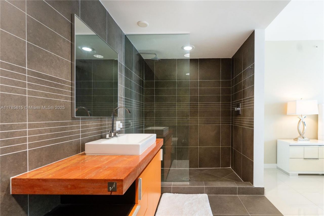 2155 Washington Ct, Unit 207, Miami Beach, FL 33139 Photo