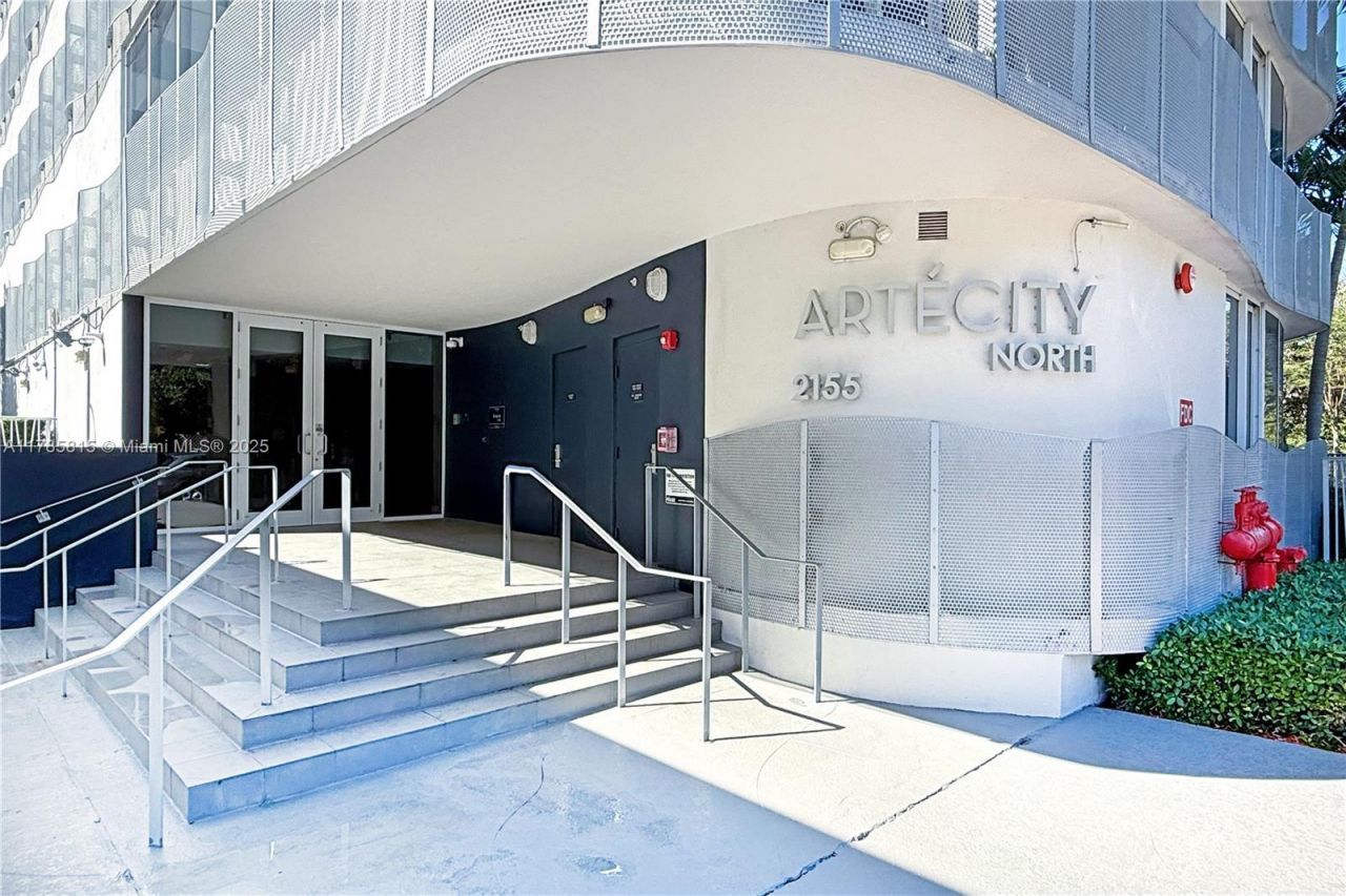 2155 Washington Ct, Unit 207, Miami Beach, FL 33139 Photo