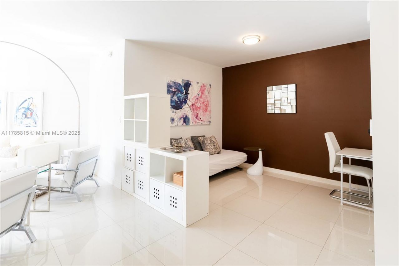 2155 Washington Ct, Unit 207, Miami Beach, FL 33139 Photo