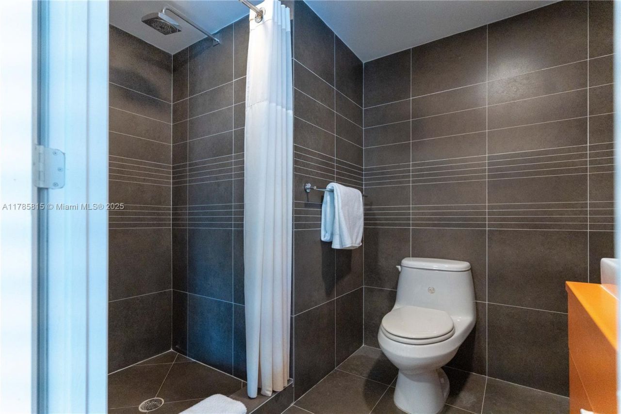 2155 Washington Ct, Unit 207, Miami Beach, FL 33139 Photo