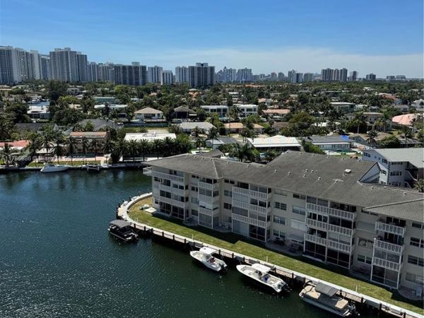 427 Golden Isles Dr, Unit 11J, Hallandale Beach, FL 33009