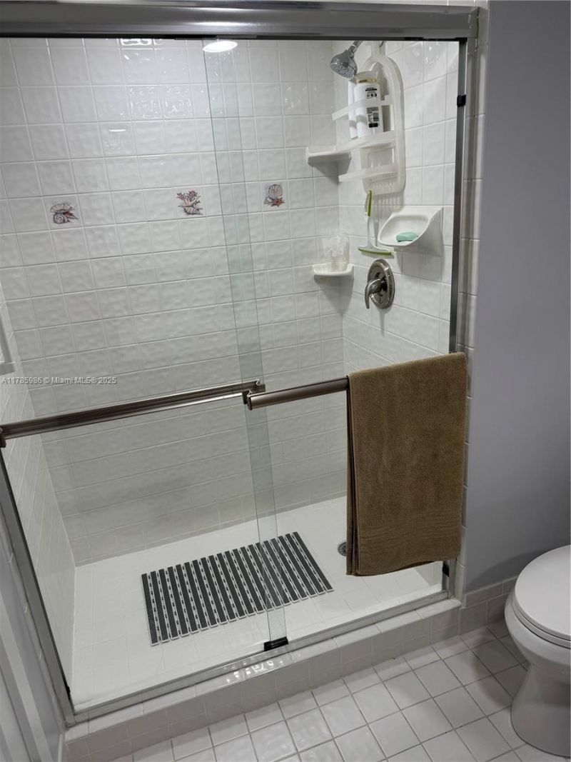 427 Golden Isles Dr, Unit 11J, Hallandale Beach, FL 33009 Photo